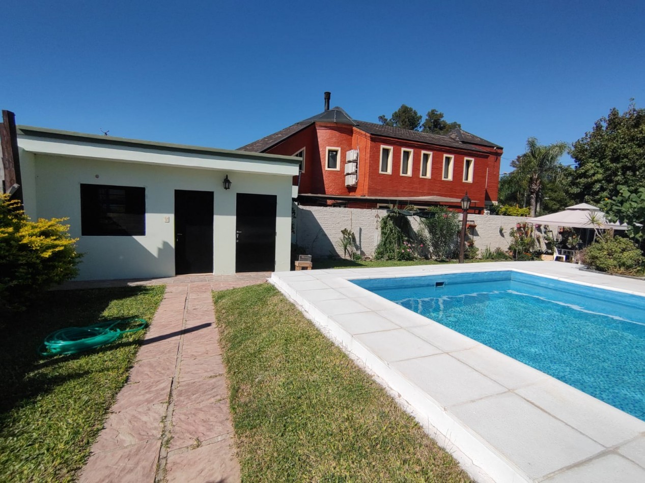 Casa con piscina, cochera y patio verde, Colastine Norte